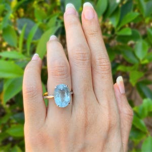 Anillo de aguamarina ovalado de oro macizo de 14 quilates, 8,4 ct. Anillo de compromiso. Regalo de aniversario para ella.
