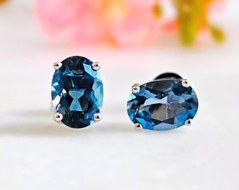 Orecchini ovali con topazio blu di Londra in oro 14 carati, pietra portafortuna di dicembre
