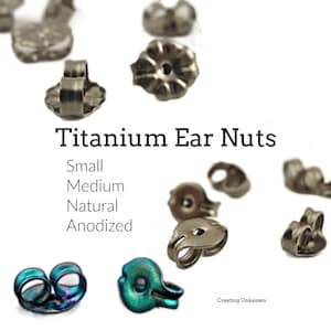 Peut inclure: Une collection d'embouts de boucles d'oreilles en titane de différentes tailles et finitions, incluant des couleurs gris naturel et anodisé irisé. Le texte Titanium Ear Nuts, Small, Medium, Natural, Anodized et Creating Unkamen est visible.