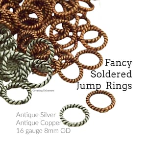 Peut inclure: Une collection d'anneaux de jonction torsadés aux finitions argent antique et cuivre antique. Le texte indique Fancy Soldered Jump Rings, Creating Unkamen, Antique Silver, Antique Copper, 16 gauge 8mm OD. Ces anneaux métalliques ont une texture torsadée.