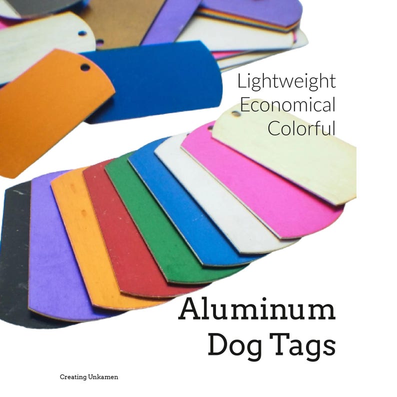 Peut inclure: Une collection de plaques d'identification pour chiens en aluminium rectangulaires avec des coins arrondis et un trou en haut, dans des couleurs unies comme orange, bleu, vert, rouge, violet, noir, blanc et rose. Texte : Lightweight Economical Colorful Aluminum Dog Tags. Creating Unkamen.