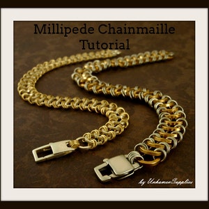Peut inclure: Deux bracelets en maille de chaîne argentés et dorés avec des fermoirs. Les bracelets sont réalisés avec une technique appelée "maille de chaîne millipède". Le texte de l'image indique "Tutoriel de maille de chaîne millipède par Unkamen Supplies".