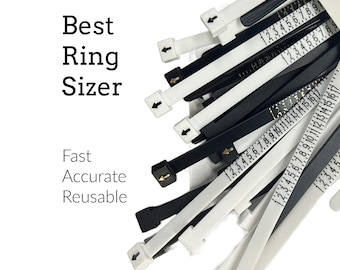 Pode incluir: Uma coleção de medidores de anéis de plástico em preto e branco com marcações numéricas de 1 a 17. O texto Best Ring Sizer, Fast Accurate Reusable e Creating Unkamen está impresso no lado esquerdo da imagem junto aos instrumentos.