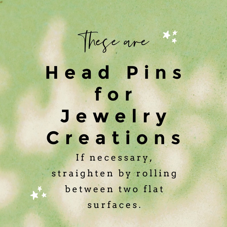 Puede incluir: Un fondo verde claro con manchas blancas difusas y texto negro que dice: These are Head Pins for Jewelry Creations. If necessary, straighten by rolling between two flat surfaces. Peque&ntilde;os iconos de estrellas blancas en las esquinas.