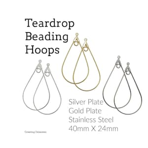 Puede incluir: Aros de abalorios en forma de lágrima en plata, oro y acero inoxidable. La imagen muestra varios pares de aros en forma de lágrima, con el texto "Teardrop Beading Hoops" en la parte superior. Las dimensiones son 40 mm x 24 mm.