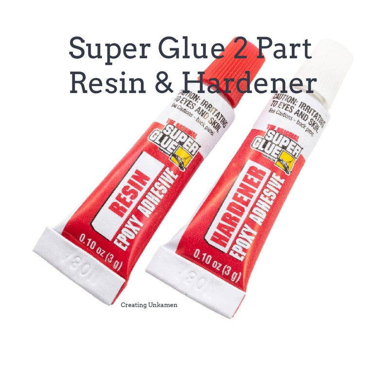 Puede incluir: Dos peque&ntilde;os tubos de adhesivo epoxi Super Glue, uno etiquetado como "Resina" y el otro como "Endurecedor". Cada tubo es rojo y blanco con texto negro y contiene 0,10 onzas (3 gramos) de adhesivo.