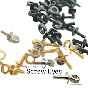 Può includere: Una collezione di occhielli a vite in varie finiture metalliche, tra cui oro, argento e grigio scuro. L'immagine presenta una varietà di dimensioni e stili di occhielli a vite, con il testo "Best Seller Screw Eyes" al centro.