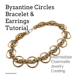 Op de afbeelding: Een tutorial voor een Byzantijnse cirkelarmband en oorbellen in goud en zilver. De afbeelding toont een close-up van de armband, die is gemaakt van in elkaar grijpende cirkels. De tekst "Byzantine Circles Bracelet & Earrings Tutorial" staat bovenaan de afbeelding, en de tekst "Intermediate Chainmaille Jewelry Creating" staat onderaan de afbeelding.