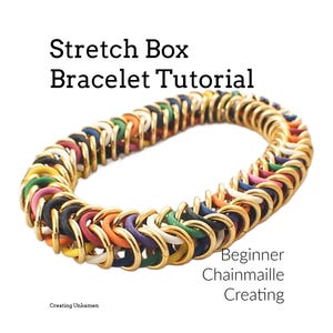 Pode incluir: Uma pulseira de malha dourada com anéis de borracha coloridos. A pulseira apresenta uma variedade de cores, incluindo preto, branco, laranja e roxo. O texto na imagem diz "Stretch Box Bracelet Tutorial" e "Beginner Chainmail Creating."