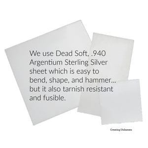 Op de afbeelding: Tekst op een witte achtergrond die luidt: "We gebruiken Dead Soft, .940 Argentium Sterling Silver sheet, dat gemakkelijk te buigen, te vormen en te hameren is... maar het is ook aanloopbestendig en smeltbaar."