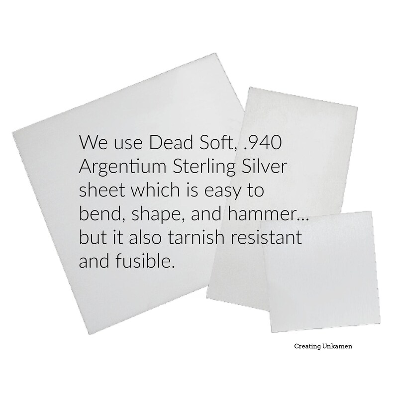 Op de afbeelding: Tekst op een witte achtergrond die luidt: "We gebruiken Dead Soft, .940 Argentium Sterling Silver sheet, dat gemakkelijk te buigen, te vormen en te hameren is... maar het is ook aanloopbestendig en smeltbaar."