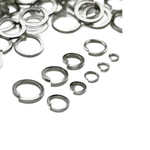 Puede incluir: Una variedad de tama&ntilde;os de anillos de retenci&oacute;n de metal plateado, tambi&eacute;n conocidos como arandelas de seguridad de resorte, est&aacute;n dispuestos en una fila del m&aacute;s grande al m&aacute;s peque&ntilde;o sobre un fondo blanco.