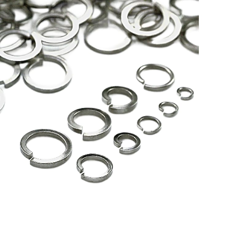 Puede incluir: Una variedad de tama&ntilde;os de anillos de retenci&oacute;n de metal plateado, tambi&eacute;n conocidos como arandelas de seguridad de resorte, est&aacute;n dispuestos en una fila del m&aacute;s grande al m&aacute;s peque&ntilde;o sobre un fondo blanco.