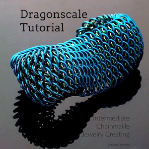 Könnte beinhalten: Ein zylindrisches Kettengeflecht aus ineinandergreifenden blauen und grünen Metallringen in Drachenschuppenoptik. Der Text lautet: "Dragonscale Tutorial", "Intermediate Chainmaille Jewelry Creating" und "Creating Unkamen".