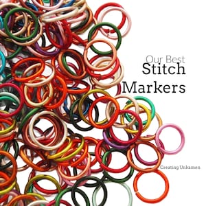 Puede incluir: Una colección de marcadores de punto coloridos en varios tonos, incluyendo rojo, verde, dorado y rosa. Los marcadores de punto son circulares y están hechos de metal. El texto en la imagen dice "Our Best Stitch Markers" y "Creating Unkamen".