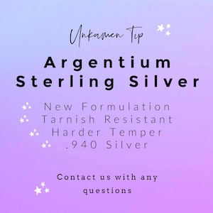 Op de afbeelding: Een roze en paarse gradi&euml;ntachtergrond met witte sterren en zwarte tekst die "Unkamen Tip Argentium Sterling Silver New Formulation Tarnish Resistant Harder Temper .940 Silver Contact us with any questions" luidt.