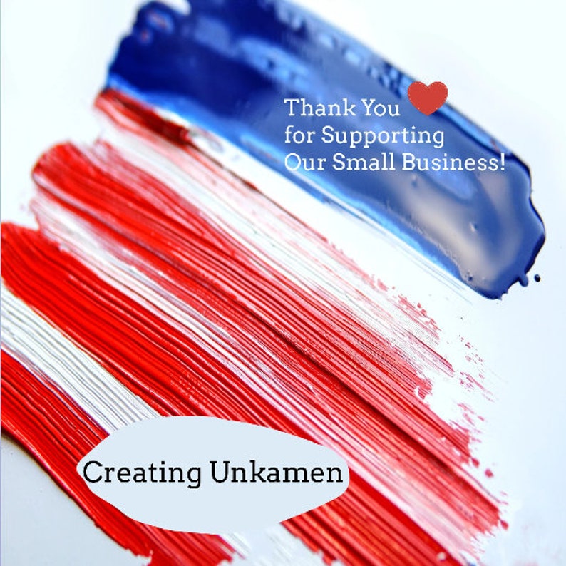 K&ouml;nnte beinhalten: Ein rot-wei&szlig;-blaues, gemaltes amerikanisches Flaggen-Design mit dem Text "Vielen Dank f&uuml;r die Unterst&uuml;tzung unseres kleinen Unternehmens!" und den Worten "Creating Unkamen" in einem wei&szlig;en Oval.