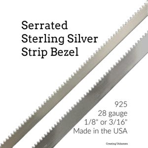 Könnte beinhalten: Zwei Streifen gezahnter Zargendraht aus Sterlingsilber. Der Text auf dem Bild lautet: Serrated Sterling Silver Strip Bezel, 925, 28 gauge, 1/8 inch or 3/16 inch, Made in the USA, Creating Unkamen. Die silbernen Streifen haben eine metallische Oberfläche.