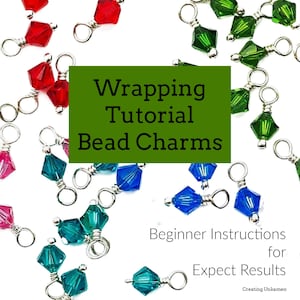 Könnte beinhalten: Nahaufnahme von bunten Kristallperlen-Anhängern, die mit Silberdraht umwickelt sind. Das Bild enthält den Text "Wrapping Tutorial Bead Charms" und "Beginner Instructions for Expect Results".