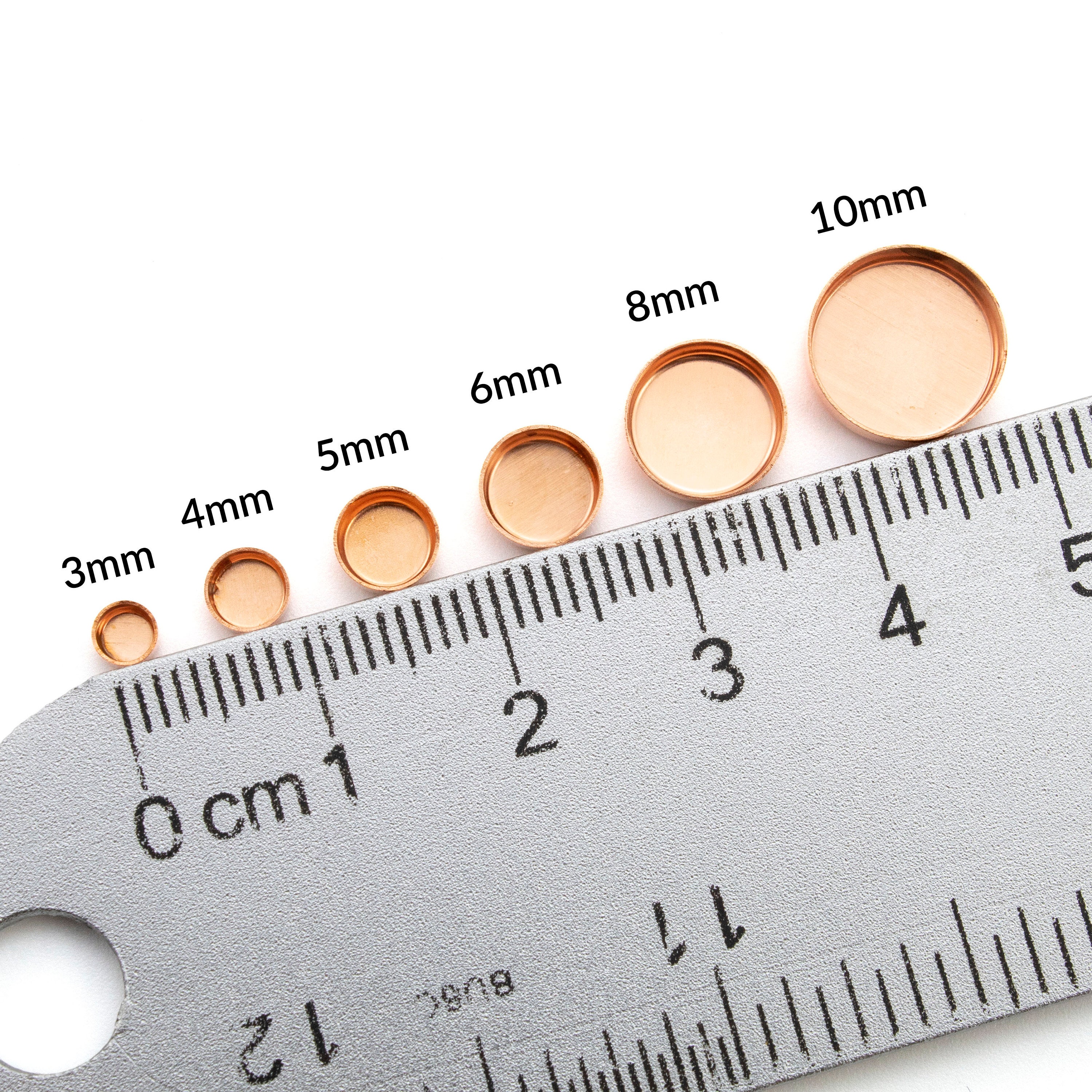 6 個の生銅プレーンおよび鋸歯状丸型ベゼルカップ - 3 mm、4 mm 6 個の生銅プレーンおよび鋸歯状丸型ベゼルカップ - 3 mm、4 mm