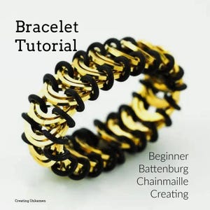 Pode incluir: Um bracelete dourado e preto feito com malha de corrente. O bracelete é um projeto amigável para iniciantes chamado "Battenburg Chainmaille Creating".