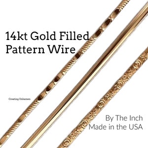 Puede incluir: Tres hebras de alambre de 14 quilates rellenas de oro con diferentes patrones. El alambre es de color dorado y tiene un acabado brillante. El texto "By The Inch Made in the USA" es visible en la imagen.