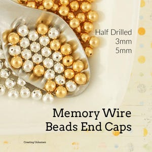 Può includere: Primo piano di perline dorate e argentate semitrasparenti, di 3 mm e 5 mm, esposte in una paletta d'argento. L'immagine mostra anche il testo "Memory Wire Beads End Caps."