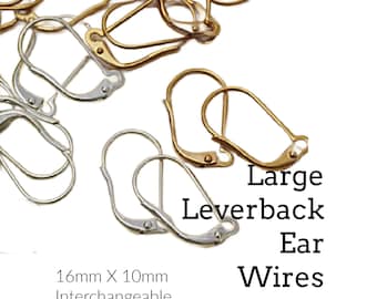 Puede incluir: Una colección de ganchos para pendientes tipo leverback de metal en tonos oro y plata. El texto en la imagen dice Large Leverback Ear Wires, 16mm X 10mm Interchangeable y Creating Unkamen. Estos componentes de joyería tienen un cierre.