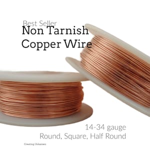 Puede incluir: Dos carretes de plástico blanco envueltos con alambre metálico de color cobre. El texto en la imagen dice: Best Seller Non Tarnish Copper Wire, 14-34 gauge, Round, Square, Half Round y Creating Unkamen. El alambre tiene un acabado liso y brillante.