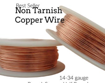 Könnte beinhalten: Zwei weiße Kunststoffspulen, umwickelt mit glänzendem kupferfarbenem Draht. Der Text auf dem Bild lautet: Best Seller Non Tarnish Copper Wire, 14-34 gauge Round, Square, Half Round und Creating Unkamen. Der Draht ist fest um jede Spule gewickelt.