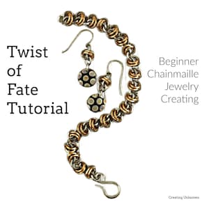 以下が含まれることがあります： 黒と白のパターンガラスビーズが付いた、銀と金のチェーンメイルブレスレットとマッチするイヤリング。ブレスレットはツイストオブフェイトデザインです。初心者向けのチェーンメイルジュエリー作成。