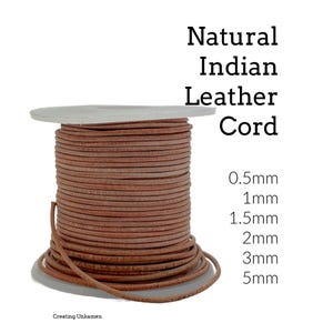 Può includere: Una bobina di cordino in pelle indiana naturale di colore marrone medio. Il testo sull'immagine recita: Natural Indian Leather Cord, 0.5mm, 1mm, 1.5mm, 2mm, 3mm, 5mm e Creating Unkamen. Il cordino è avvolto attorno a una bobina circolare.