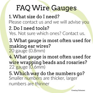 K&ouml;nnte beinhalten: Eine Infografik mit dem Titel FAQ Wire Gauges auf einem hellgr&uuml;nen, herzf&ouml;rmigen Hintergrund. Sie enth&auml;lt f&uuml;nf Fragen und Antworten zu Drahtst&auml;rken, Werkzeugen und Ma&szlig;en, wobei 20 Gauge als 0,8mm und 22 Gauge als 0,6mm angegeben sind.