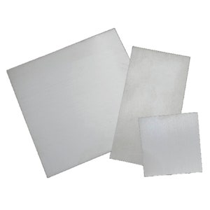 Op de afbeelding: Drie witte vierkante stukken schuimboard in verschillende maten.