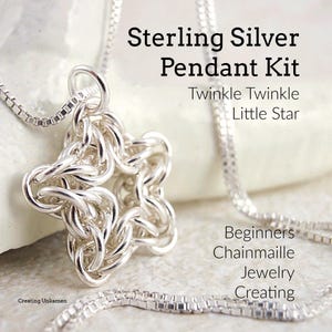 Könnte beinhalten: Ein Sterling Silber Anhänger-Set mit einem sternförmigen Kettengeflecht-Design. Das Set enthält eine Silberkette und den Text "Sterling Silver Pendant Kit" und "Twinkle Twinkle Little Star". Das Bild enthält auch den Text "Beginners Chainmaille Jewelry Creating".