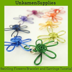 Könnte beinhalten: Nahaufnahme eines bunten Drahtarmbands mit wirbelnden Blumenanhängern. Das Armband besteht aus grünem, blauem, gelbem, orangefarbenem, rotem und violettem Draht. Die Blumen sind durch silberne Sprungringe verbunden. Das Armband ist ein DIY-Projekt und das Bild stammt aus einem Tutorial.