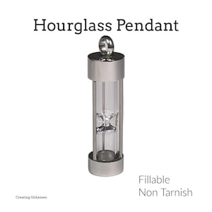 Op de afbeelding: Een zilveren zandloper hanger met een heldere glazen fles. De hanger is vulbaar en verkleurt niet.