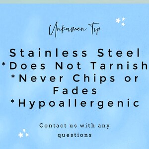 K&ouml;nnte beinhalten: Ein blauer Hintergrund mit wei&szlig;en Sternen und schwarzem Text, der "Unkamen Tip" und "Edelstahl * L&auml;uft nicht an * Splittert oder verblasst nicht * Hypoallergen" und "Kontaktieren Sie uns bei Fragen" lautet.