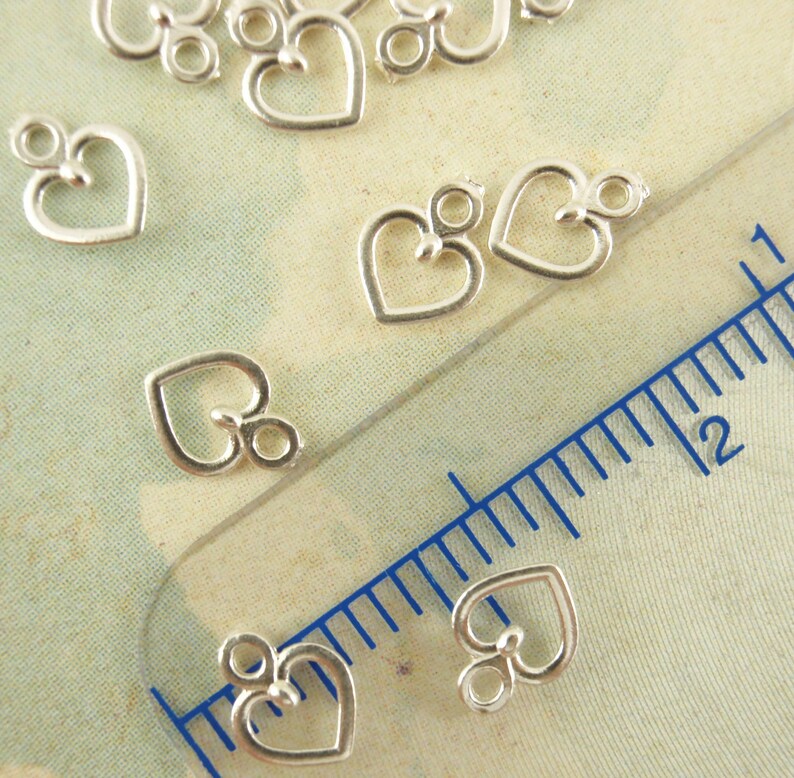 20 Petite Sterling Silver Heart Charms 100/% Guarantee