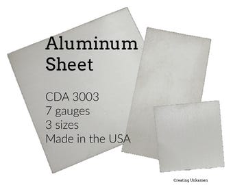 Könnte beinhalten: Drei rechteckige, silberfarbene Aluminiumbleche in verschiedenen Größen. Auf dem größten Blech steht in schwarzer Schrift: Aluminum Sheet, CDA 3003, 7 gauges, 3 sizes, Made in the USA. Der kleine Text unten rechts lautet: Creating Unkamen.