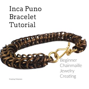 Może przedstawiać: Bransoletka z brązowego metalu z pozłacanym zapięciem. Bransoletka wykonana jest techniką kolczugi. W obrazie widoczny jest tekst "Inca Puno Bracelet Tutorial" i "Beginner Chainmail Jewelry Creating".