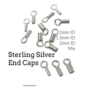 Puede incluir: Una colección de terminales metálicos de color plateado con anillas para joyería. El texto dice Sterling Silver End Caps, 1mm ID, 1.5mm ID, 2mm ID, Mix y Creating Unkamen. Estos fornituras cilíndricas presentan una abertura hueca.