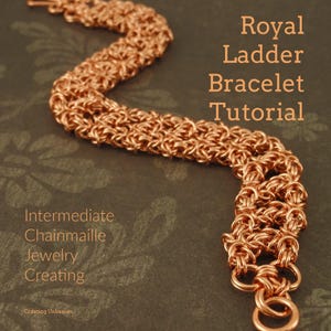 Op de afbeelding: Een tutorial voor een koperen kettingmail armband. De afbeelding toont een close-up van de armband, die is gemaakt van kleine, in elkaar grijpende ringen. De tekst "Royal Ladder Bracelet Tutorial" wordt boven de armband weergegeven. De tekst "Intermediate Chainmaille Jewelry Creating" wordt onder de armband weergegeven.