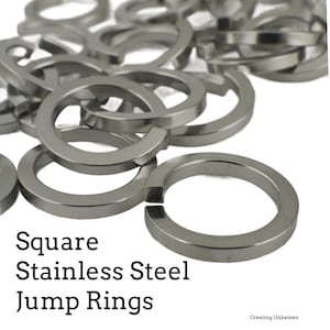 Könnte beinhalten: Ein Stapel silberner quadratischer Sprungringe. Die Ringe sind aus Edelstahl und eignen sich perfekt für die Schmuckherstellung.