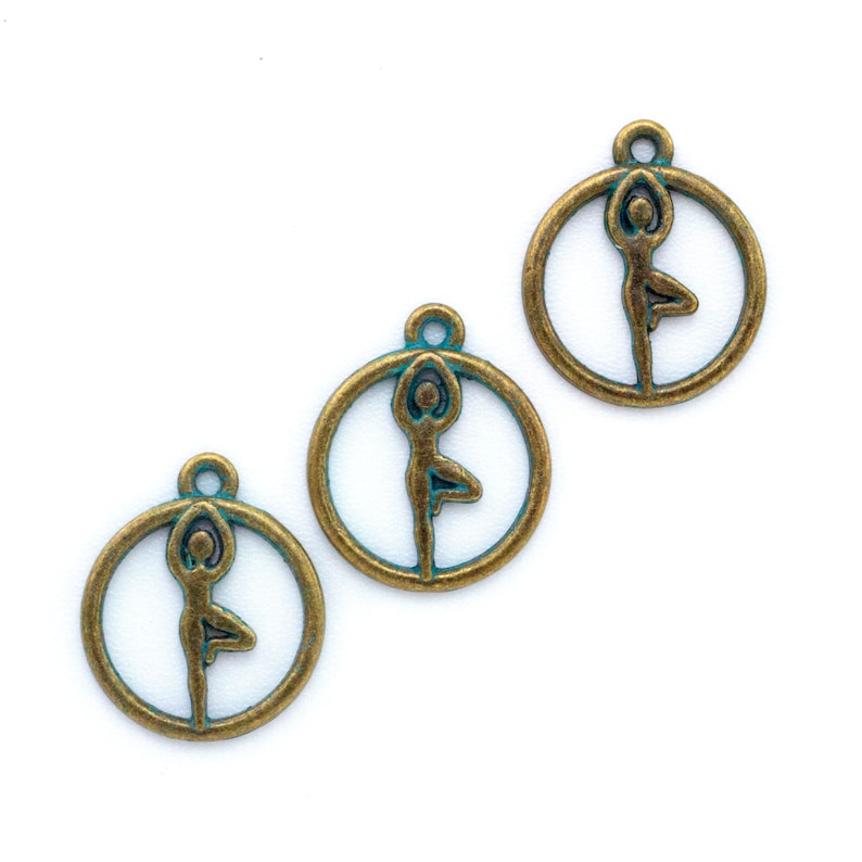 16mm Yoga Tree Pose Round Verdigris Pendant