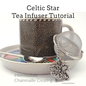 Könnte beinhalten: Ein silberner Tee-Ei aus Metall mit einem Kettengeflecht-Sternanhänger, einem silbernen Löffel und einer schwarz-weiß gepunkteten Tasse auf einer Untertasse. Der Text lautet: Celtic Star Tea Infuser Tutorial, Intermediate Chainmaille Creating, Creating Unkamen.