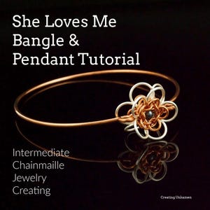 Può includere: Un braccialetto di rame con un ciondolo a forma di fiore in maglia di catena argentata. Il ciondolo ha una perla nera al centro. Il testo dell'immagine dice "She Loves Me Bangle & Pendant Tutorial Intermediate Chainmaille Jewelry Creating".