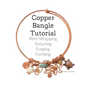 Peut inclure: Bracelet en cuivre avec un design de fil enroulé, texturé, forgé et façonné. Le bracelet est décoré de volutes de fil de cuivre et d'un petit charme en forme de tortue.