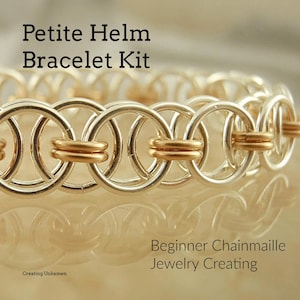Peut inclure: Un bracelet en maille de chaîne argenté et doré en gros plan. Le kit est destiné aux débutants et comprend des instructions sur la façon de créer des bijoux. Le texte "Petite Helm Bracelet Kit" et "Beginner Chainmail Jewelry Creating" est visible sur l'image.