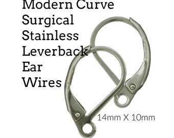 Könnte beinhalten: Zwei silberne Ohrhaken, auch Ohrbügel genannt, aus chirurgischem Edelstahl. Die Ohrhaken sind 14 mm x 10 mm groß.